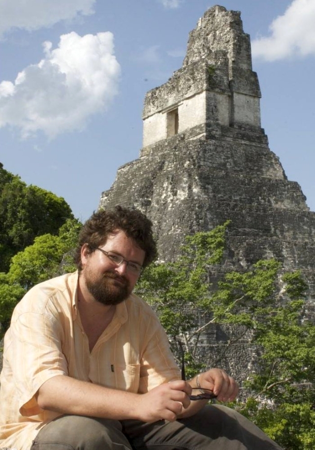 Tibor Lieskovský pri mayskom meste Tikal, čo je 20 km od jeho archeologickej lokality – Žraločieho komplexu.
